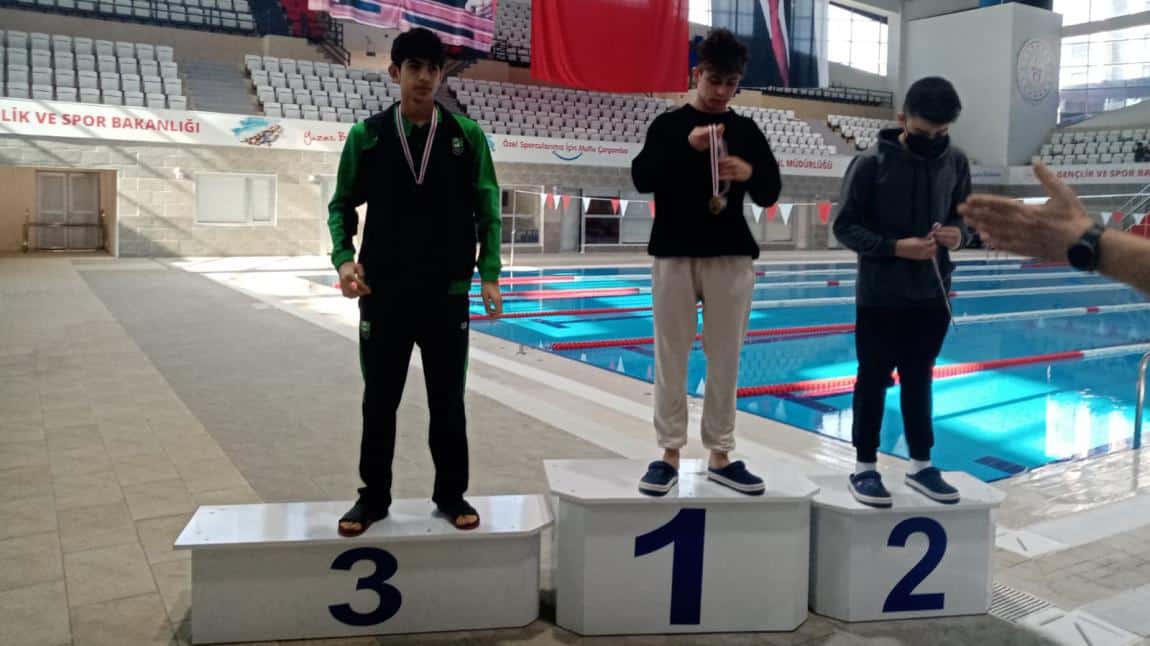 3.geleneksel Şehitkamil'i anma yüzme yarışları ve analig seçmelerinde öğrencimiz Mehmet BULUT 3. olmuştur. Öğrencimizi tebrik eder başarılarının devamını dileriz.