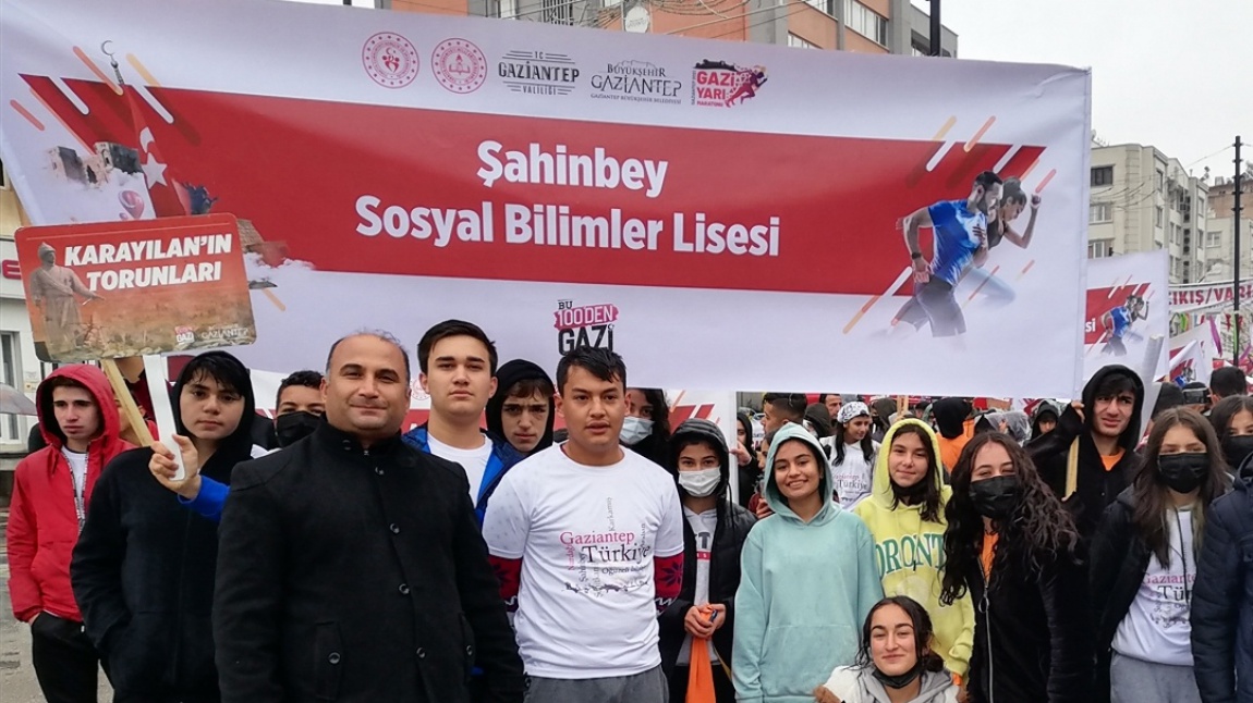 Şahinbey Sosyal Bilimler Lisesi Kurtuluşun 100. yılında 3.Gazi Yarı Maratonu ve Halk Koşusunda   