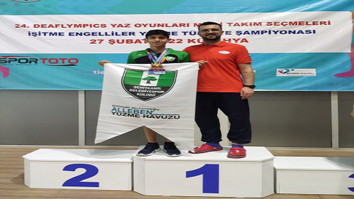 Okulumuz öğrencilerinden Mehmet Bulut Kutahya'da devam eden  Yüzme Türkiye Şampiyonasında yarıştığı tüm yarışlarda 1.gelerek seçmelere başarılı bir şekilde devam etmektedir.