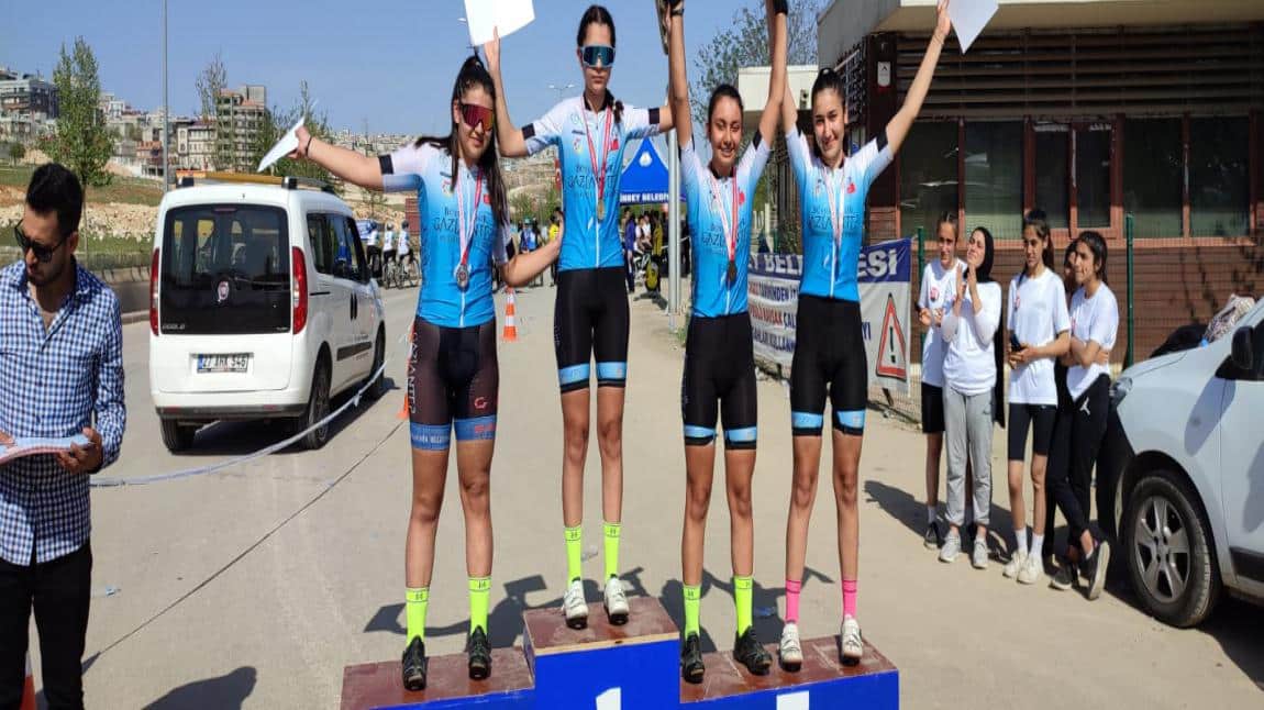 Okulumuz 9A sinifi öğrencilerinden Gizem Nur Tamer Okul Sporlari kapsamında düzenlenen Bisiklet yarışmalarında 4. olarak Türkiye Şampiyonasına katılmaya hak kazanmıştır.
